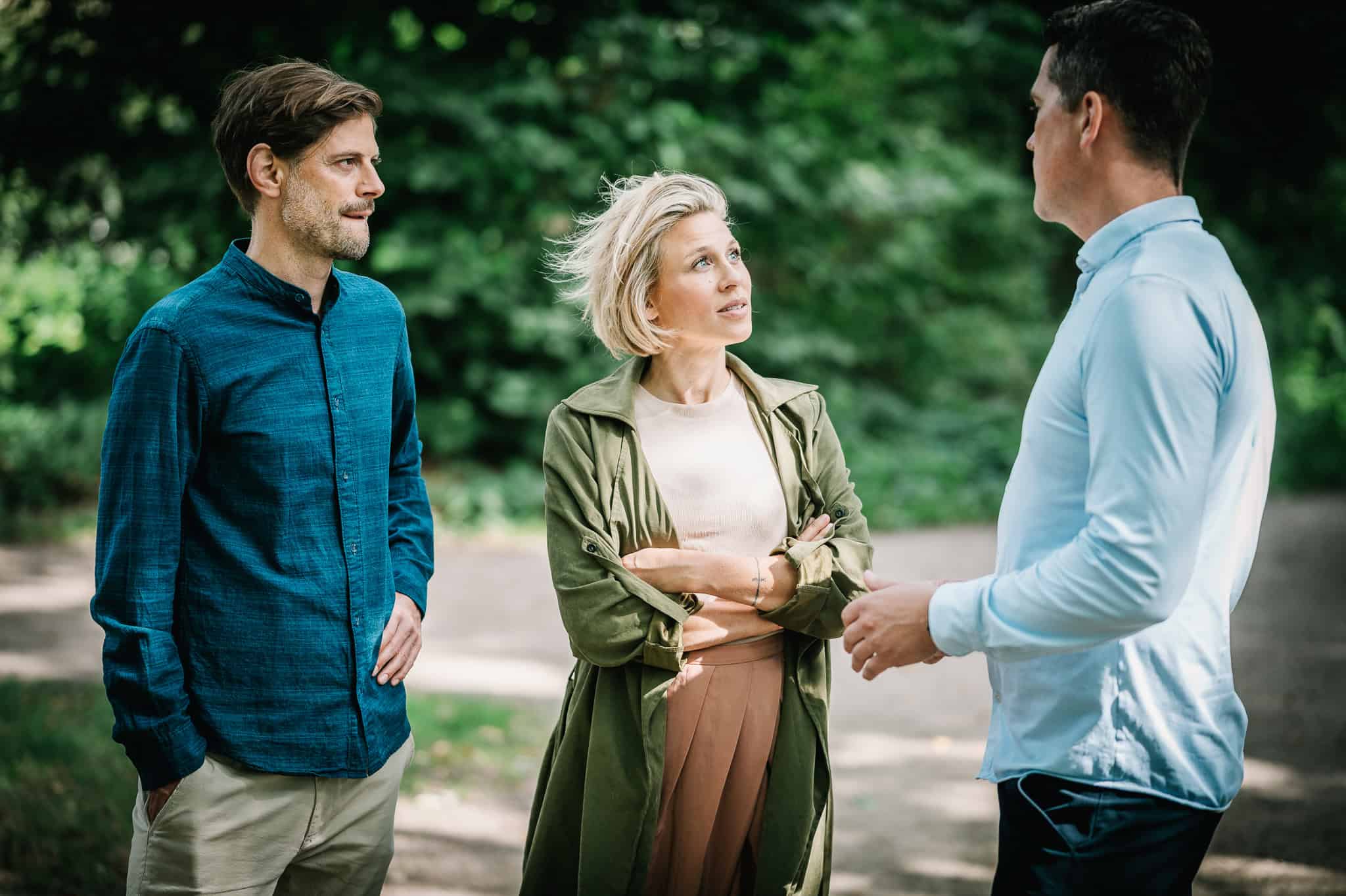 Gründungsberater spricht mit zwei interessierten Gründern